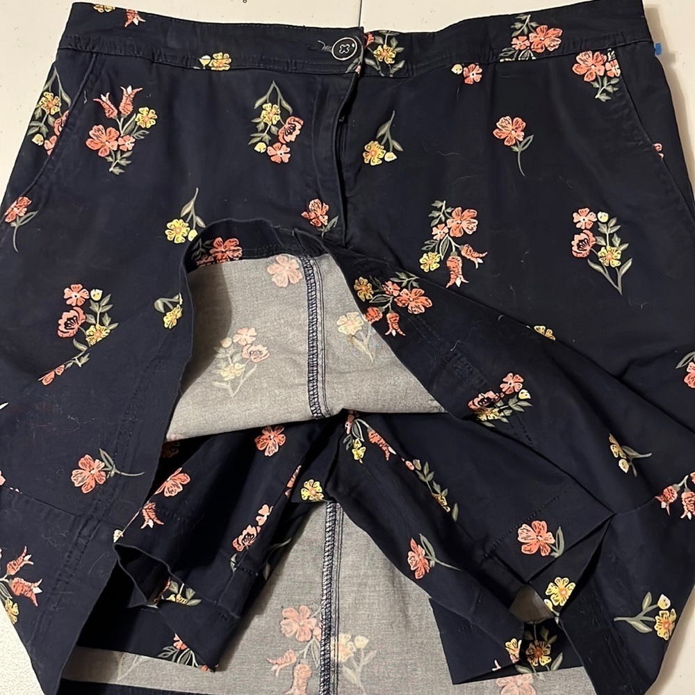 Karen Scott skirt/shorts, navy with pink flowers. Sz 8 - Picture 2 of 8